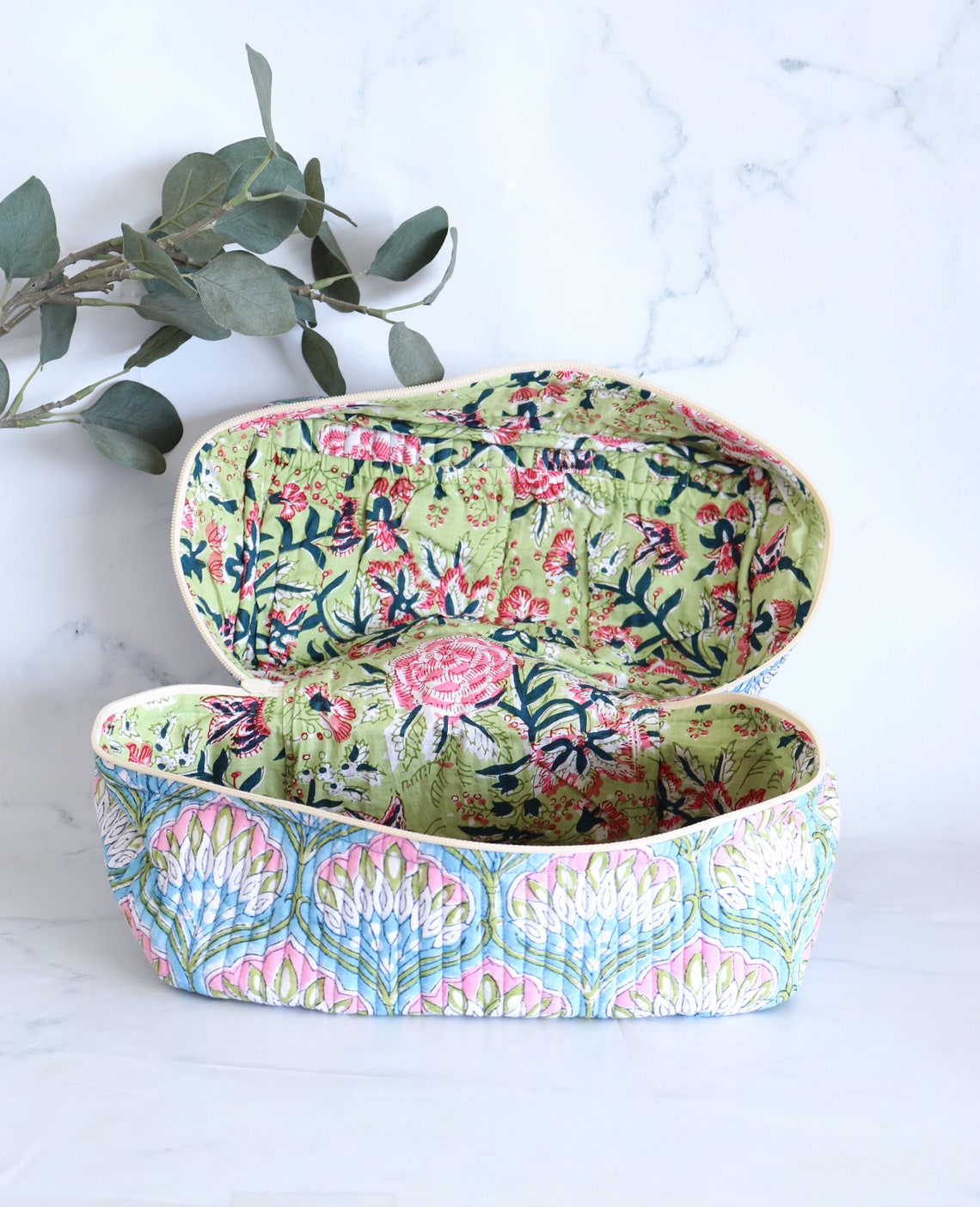 Large Vanity Bag in Quilted Cotton with printed cotton lining inside - Floral Toiletry bag - Vintage Makeup Bag - Foldable Travel Organizer