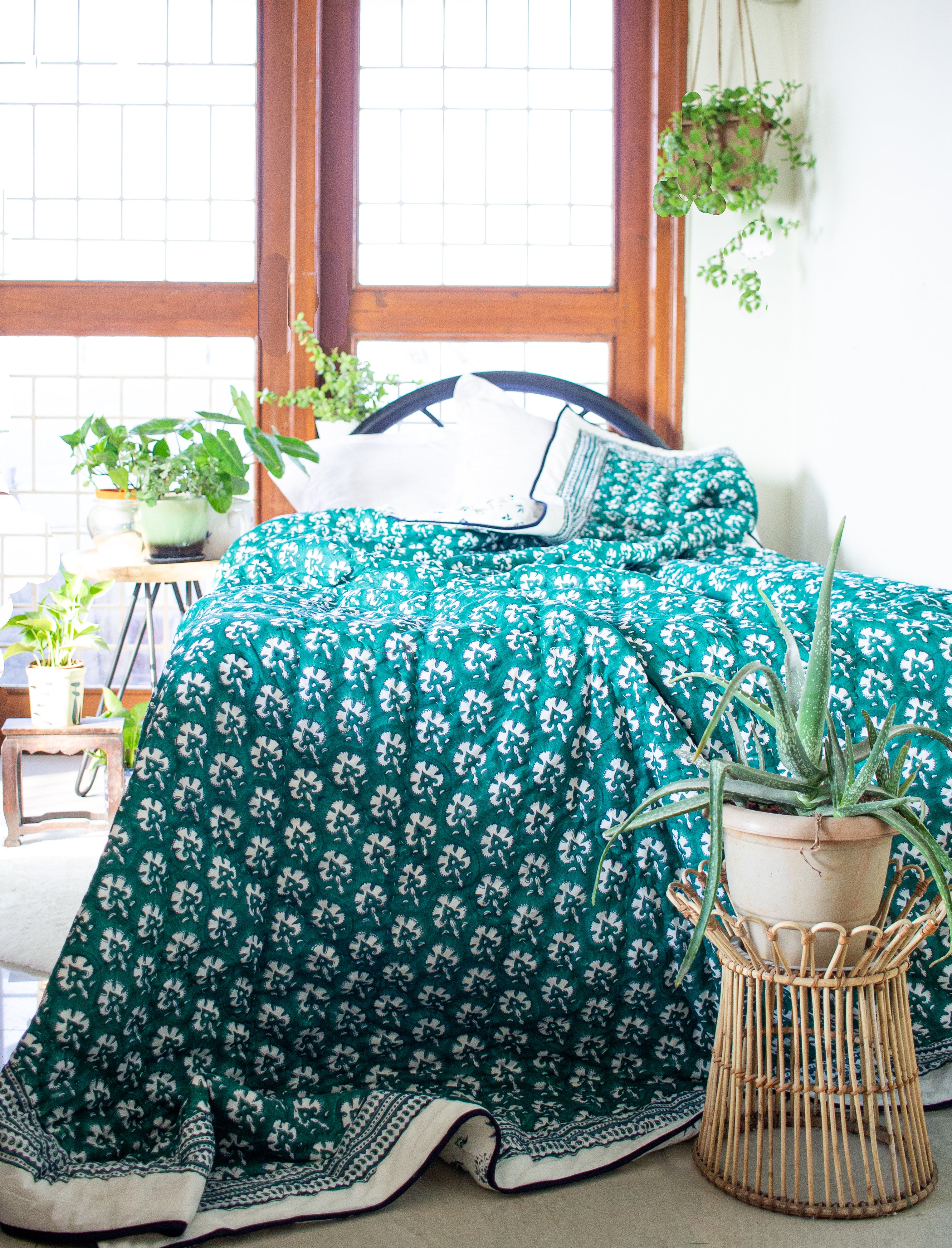 Serene Emerald Leaf: The Auspicious NavRatna inspired Cotton Quilt