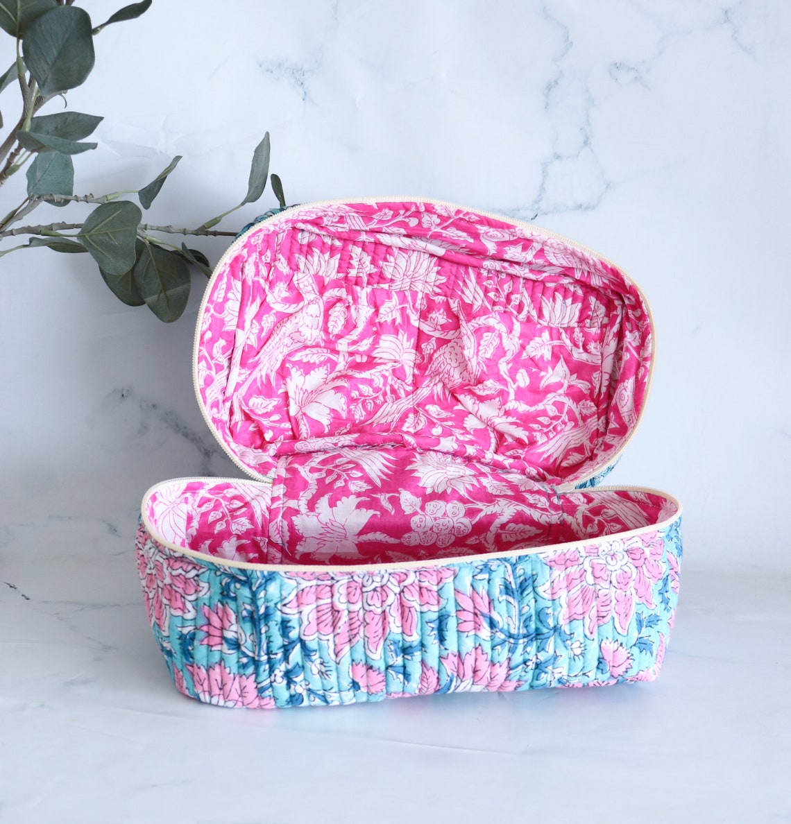 Large Vanity Bag in Quilted Cotton with printed cotton lining inside - Floral Toiletry bag - Vintage Makeup Bag - Foldable Travel Organizer