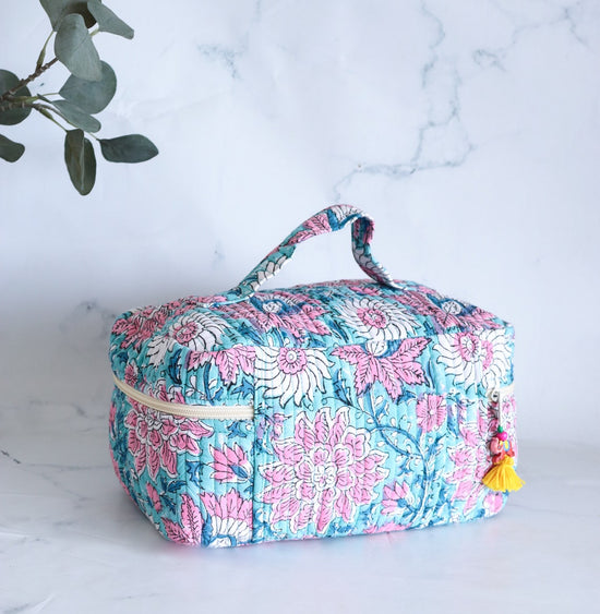 Large Vanity Bag in Quilted Cotton with printed cotton lining inside - Floral Toiletry bag - Vintage Makeup Bag - Foldable Travel Organizer