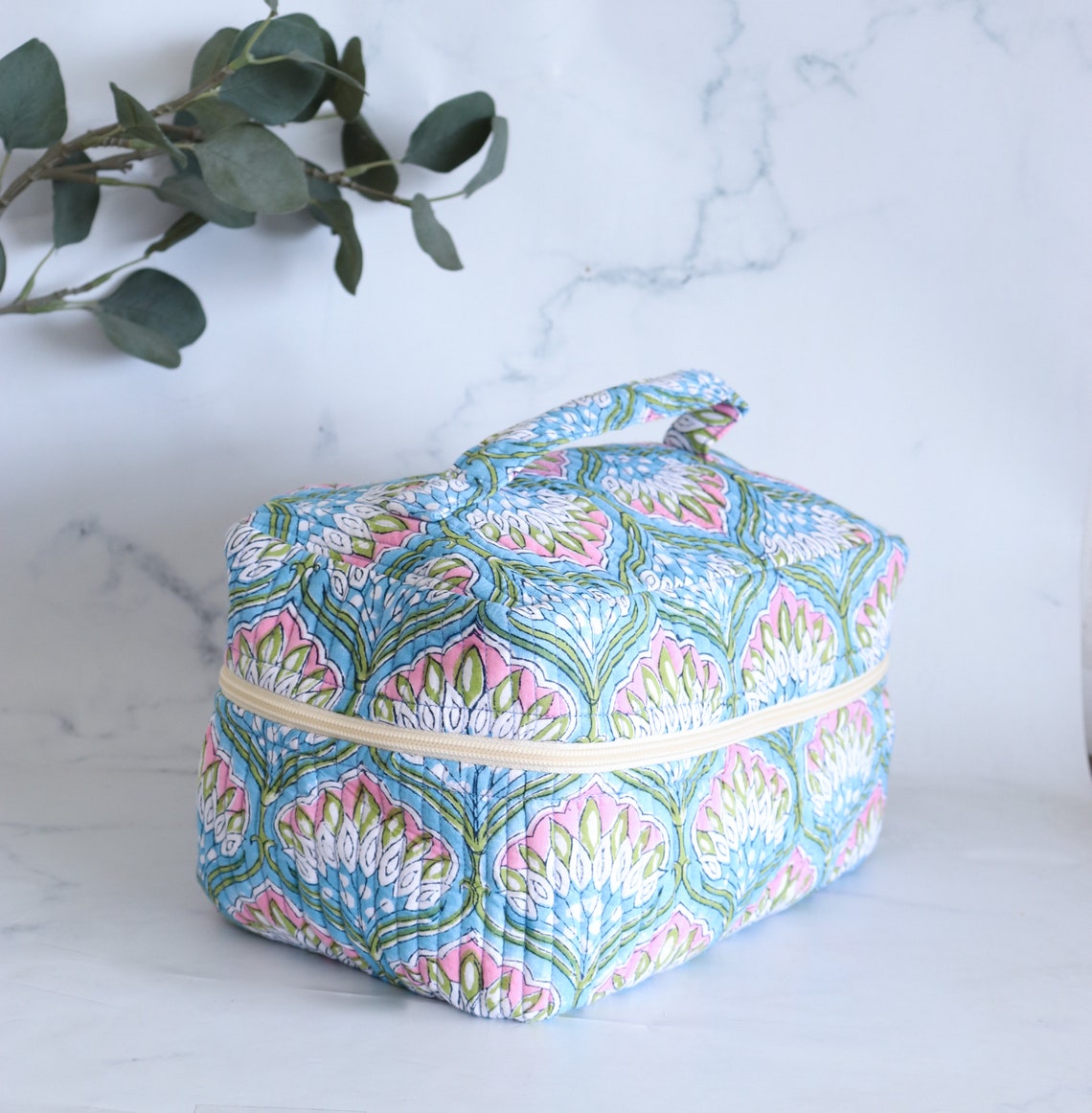 Large Vanity Bag in Quilted Cotton with printed cotton lining inside - Floral Toiletry bag - Vintage Makeup Bag - Foldable Travel Organizer