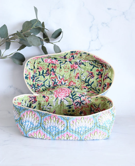 Large Vanity Bag in Quilted Cotton with printed cotton lining inside - Floral Toiletry bag - Vintage Makeup Bag - Foldable Travel Organizer