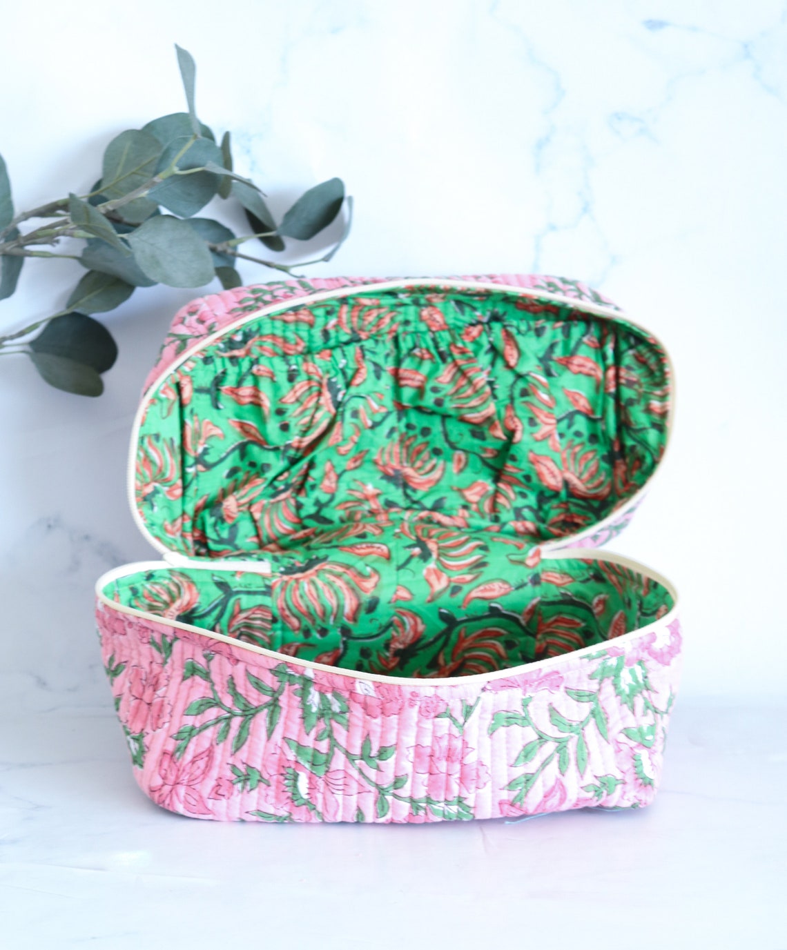 Large Vanity Bag in Quilted Cotton with printed cotton lining inside - Floral Toiletry bag - Vintage Makeup Bag - Foldable Travel Organizer
