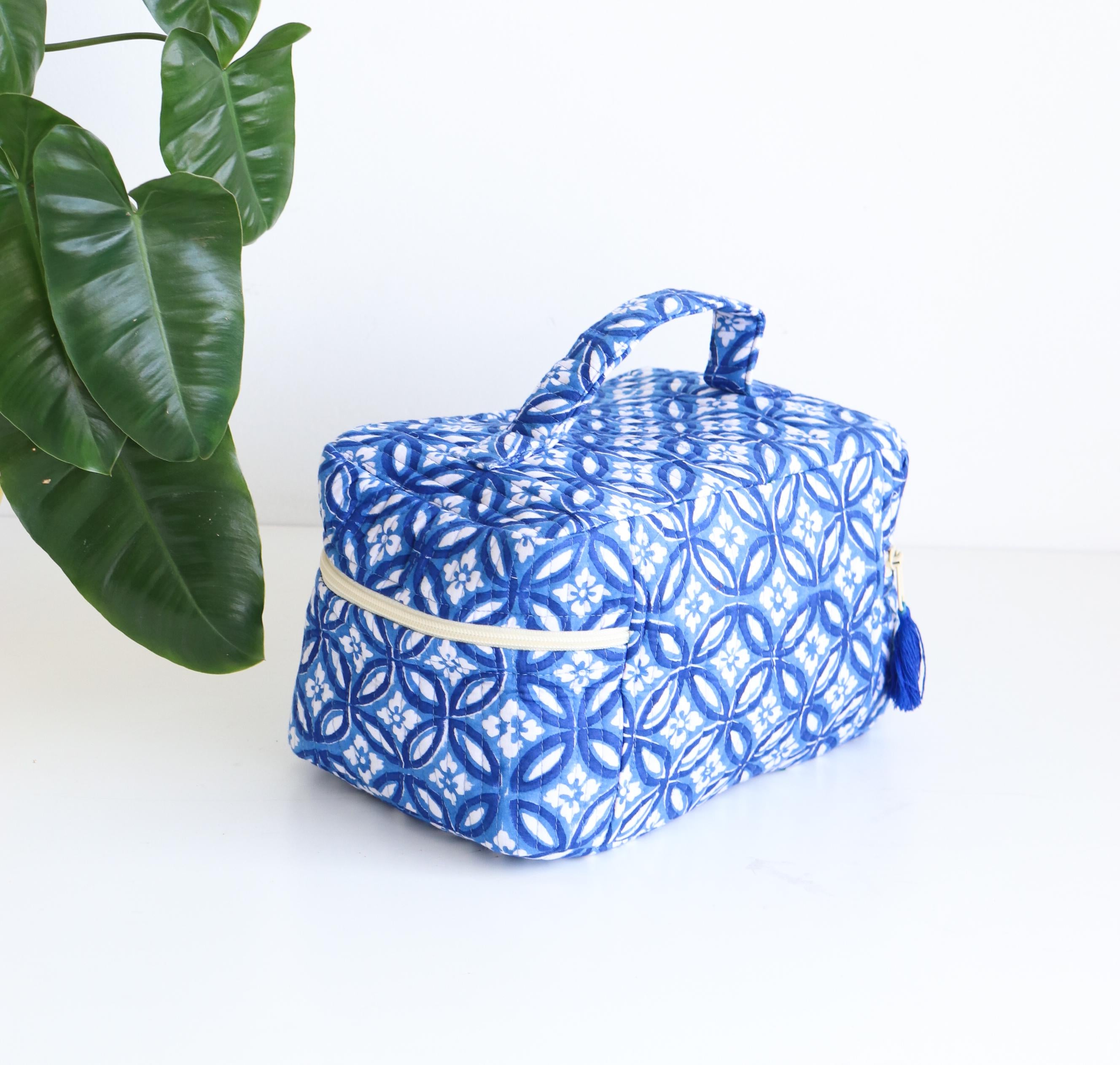 Large Vanity Bag in Quilted Cotton with printed cotton lining inside - Floral Toiletry bag - Vintage Makeup Bag - Foldable Travel Organizer