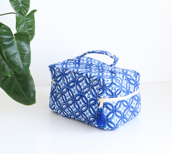 Large Vanity Bag in Quilted Cotton with printed cotton lining inside - Floral Toiletry bag - Vintage Makeup Bag - Foldable Travel Organizer